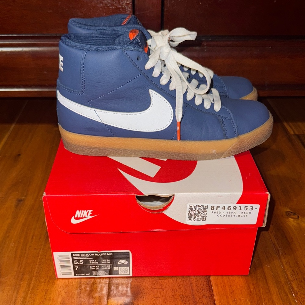 Nike Kids Navy and White SB Zoom Blazer Mid sz 5.5 kids/ sz 7 womens